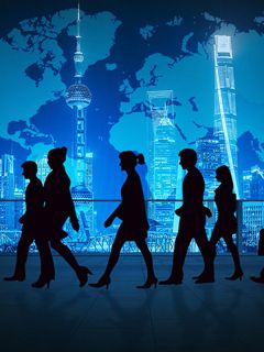 五一爸妈出国游，邻居大妈破防